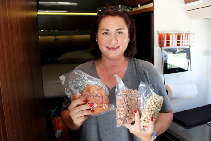 Gurbetçilerin dönüş yolculuğunda bagajlar yöresel lezzet dolu