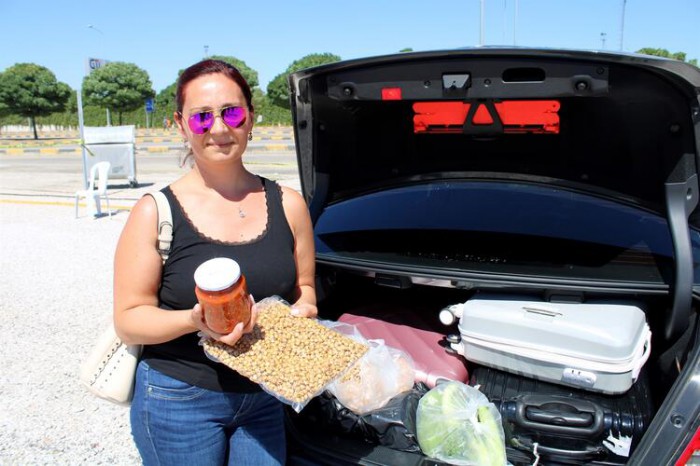 Gurbetçilerin dönüş yolculuğunda bagajlar yöresel lezzet dolu
