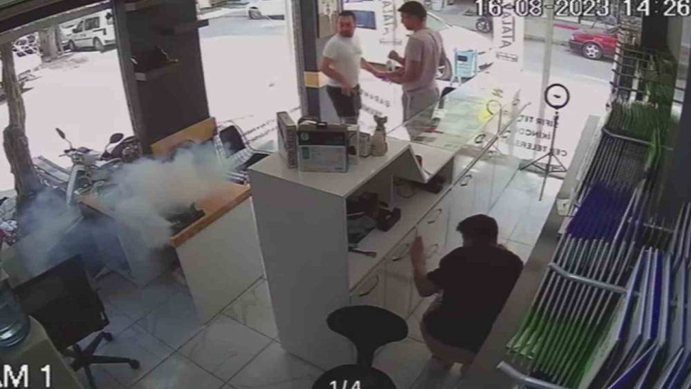 CEP TELEFONU TAMİR ESNASINDA ALEV ALIP KÜLE DÖNDÜ