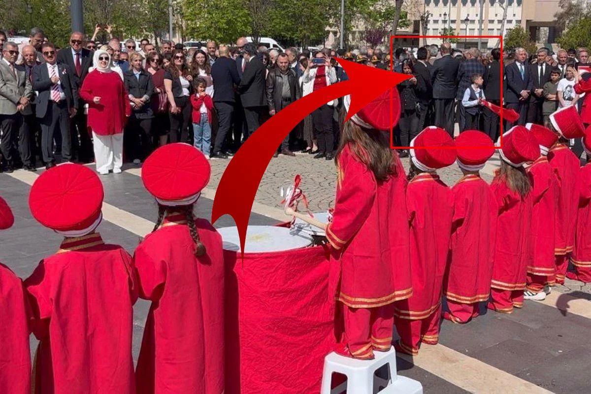 23 NİSAN RUHUNA YAKIŞMAYAN G&Ouml;R&Uuml;NT&Uuml;!CHP'LİLER &Ccedil;OCUKLARA SIRTLARINI D&Ouml;ND&Uuml;