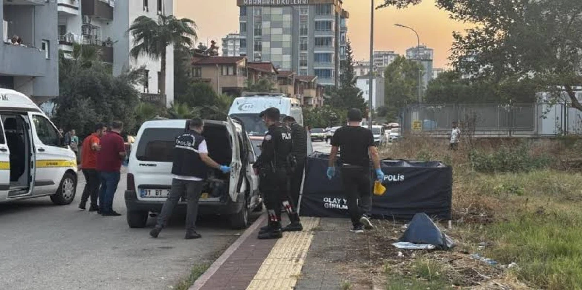 ADANA&rsquo;DA ALACAK VERECEK KAVGASI KANLI BİTTİ: BABA VE OĞLU &Ouml;LD&Uuml;, ANNE YARALI