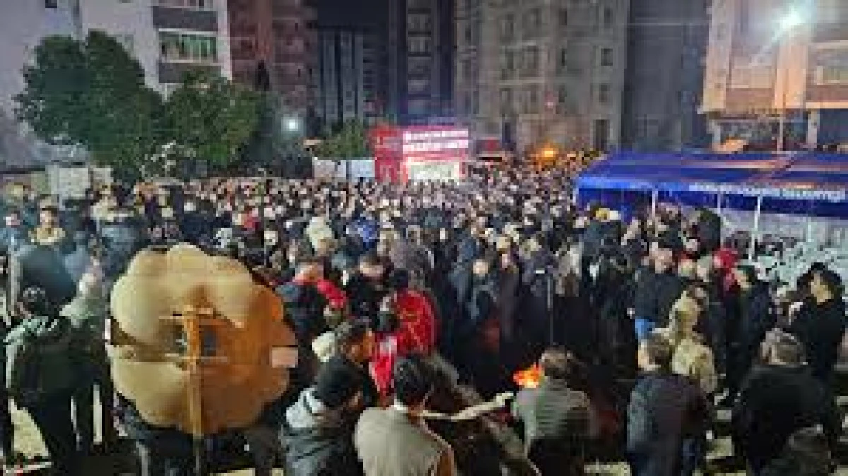 ADANA'DA ANMA ETKİNLİĞİ 96 KİŞİNİN HAYATINI KAYBETTİĞİ BİNA ALANINDA YAPILDI 