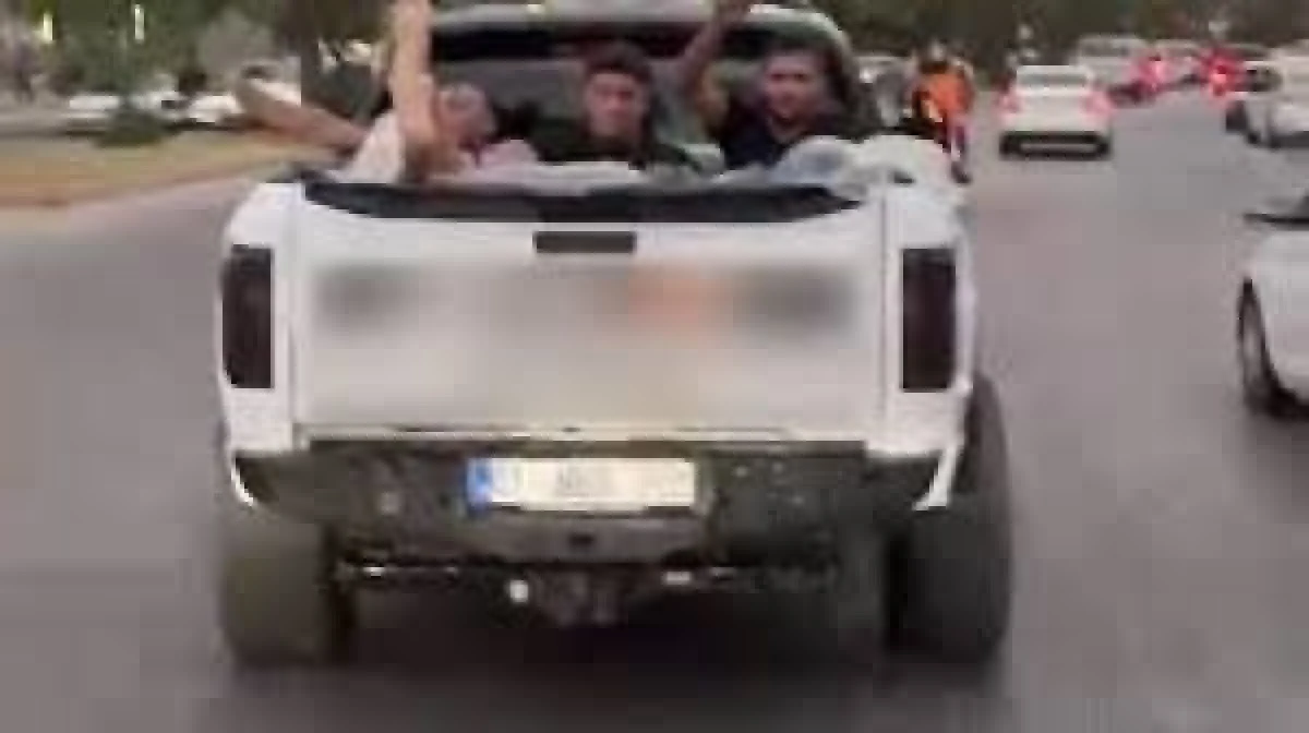 Adana'da Aracın Kasasında Havuz Keyfi: Gençlere 60 Bin Lira Ceza