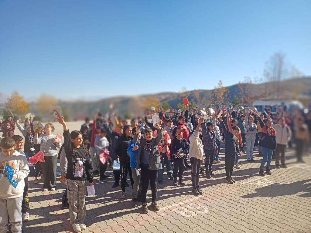 AGİAD ORTAOKULU’NDAN ANLAMLI PROJE; KAHRAMANMARAŞ GÖKSUN’DAKİ KÖY OKULLARINA 1.100 KİTAP BAĞIŞI 