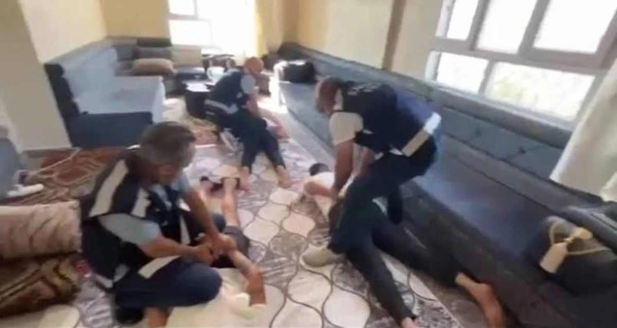 AĞLAYAN KADINI FARK EDEN SAMSUN POLİSİ İZİ ŞANLIURFA&rsquo;DAKİ BAĞ EVİNE KADAR S&Uuml;RD&Uuml;