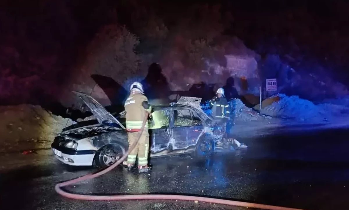  Antakya'da İki Otomobilde Yangın Çıktı