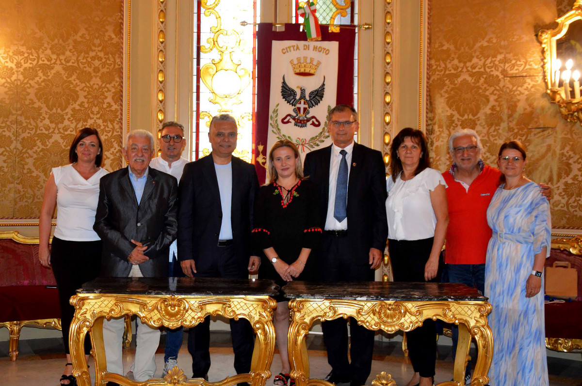 ANTALYA MURATPAŞA'DA ÇİÇEK DESENLERİ FESTİVALİ BAŞLIYOR