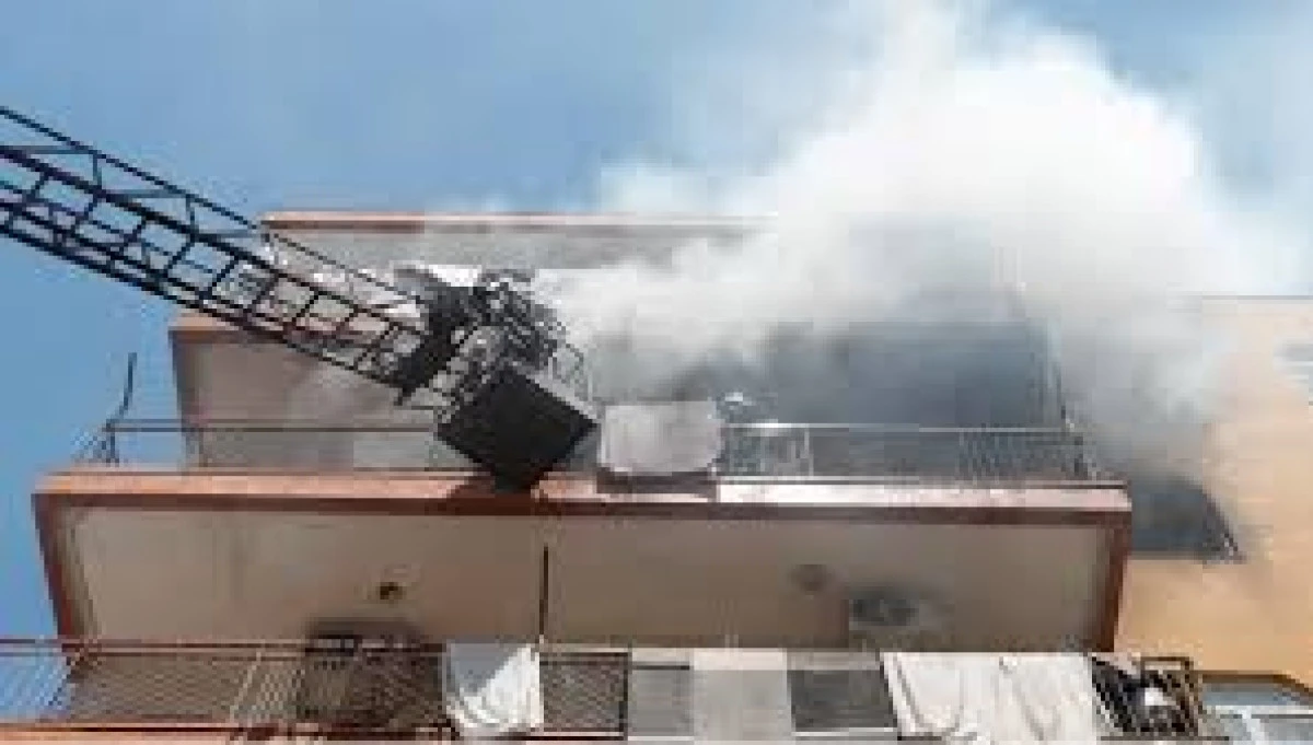 Antalya'da 5 Katlı Binada Yangın Çıktı