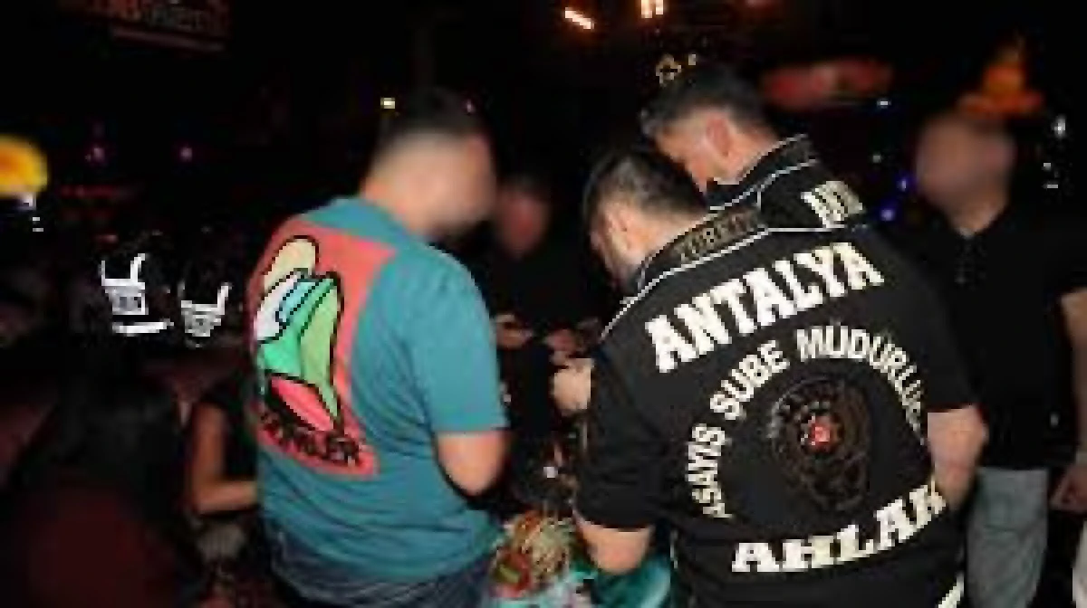 Antalya'da Emniyet Denetimlerinde 3 Bin 204 Şahıs Yakalandı
