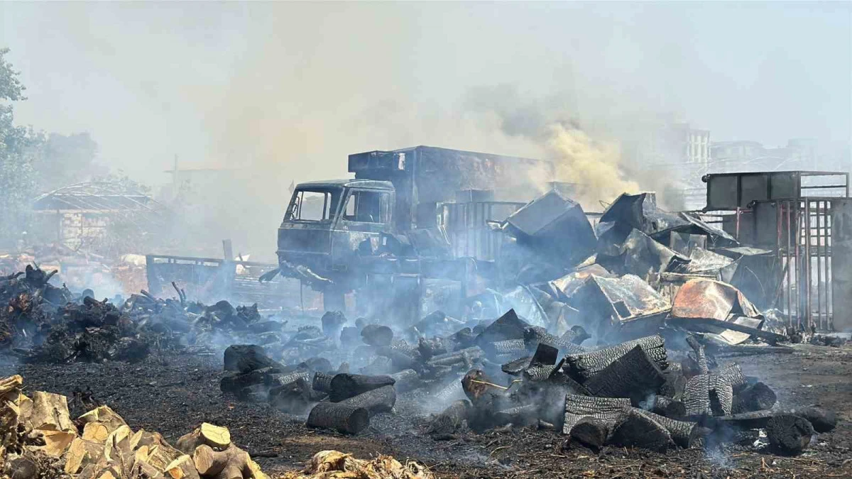 Antalya'da Sera Sökümü Sırasında Yangın Çıktı