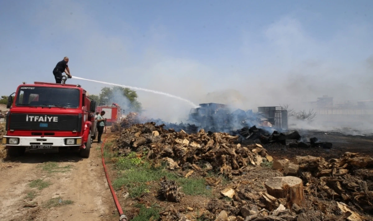 Antalya'da Sera Yangını İki Kamyoneti Kullanılamaz Hale Getirdi
