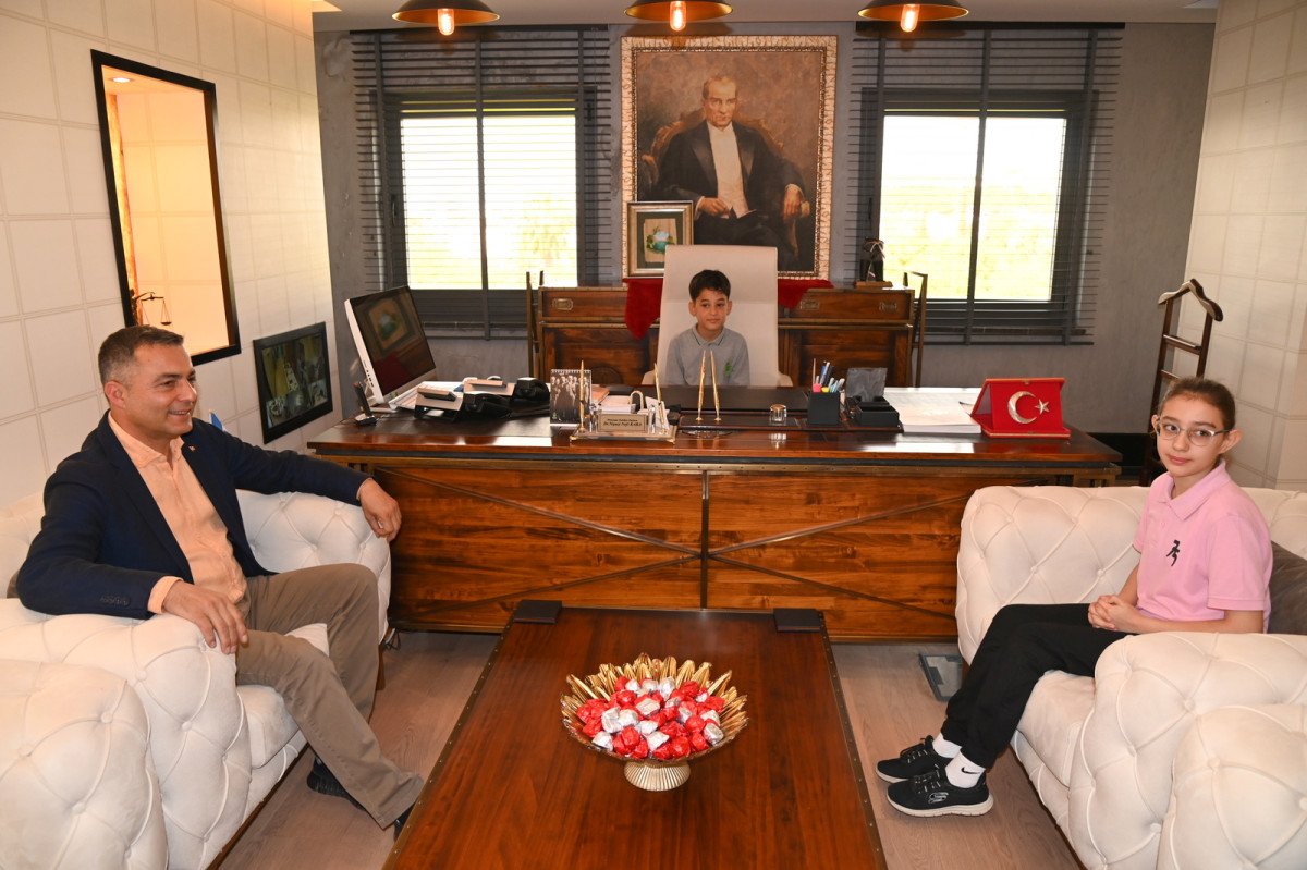 BAŞKAN KARA 23 NİSAN GELENEĞİNİ DEVAM ETTİRDİ