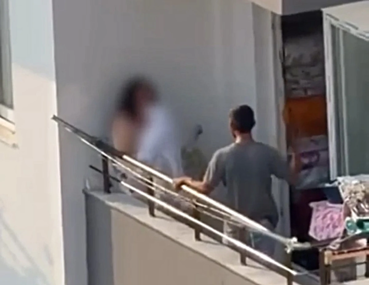 BU CANİYİ BULUN! BALKONDA KADINA SOPALI DEHŞET! &Ccedil;IĞLIKLARI MAHALLEDE YANKILANDI