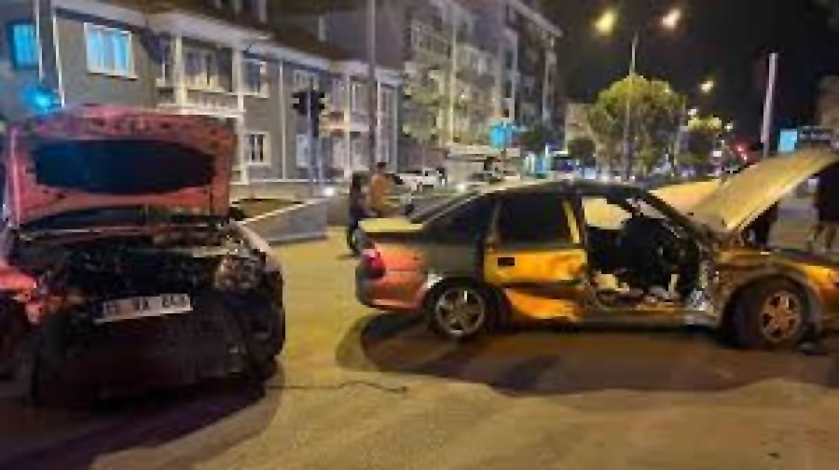 BUCAK'TA OTOMOBİL KAZASI: 2 YARALI