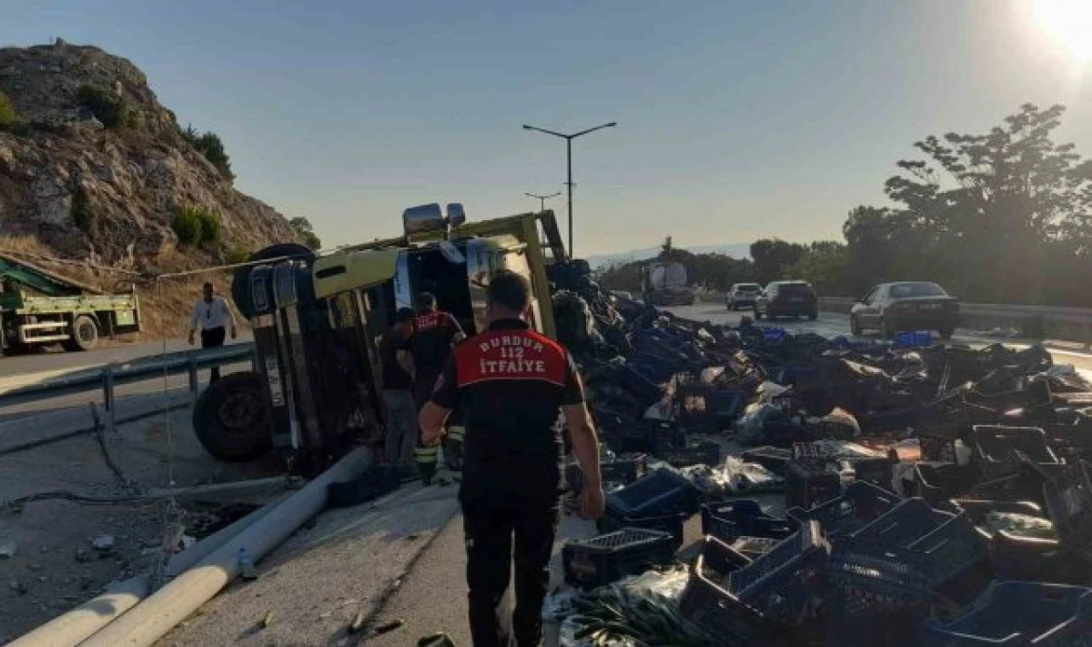 Burdur'da Kamyon Devrildi, Sürücü Yaralandı