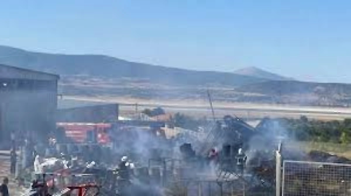 Burdur'da Mobilya Fabrikasında Yangın: 2 İşçi Dumandan Etkilendi