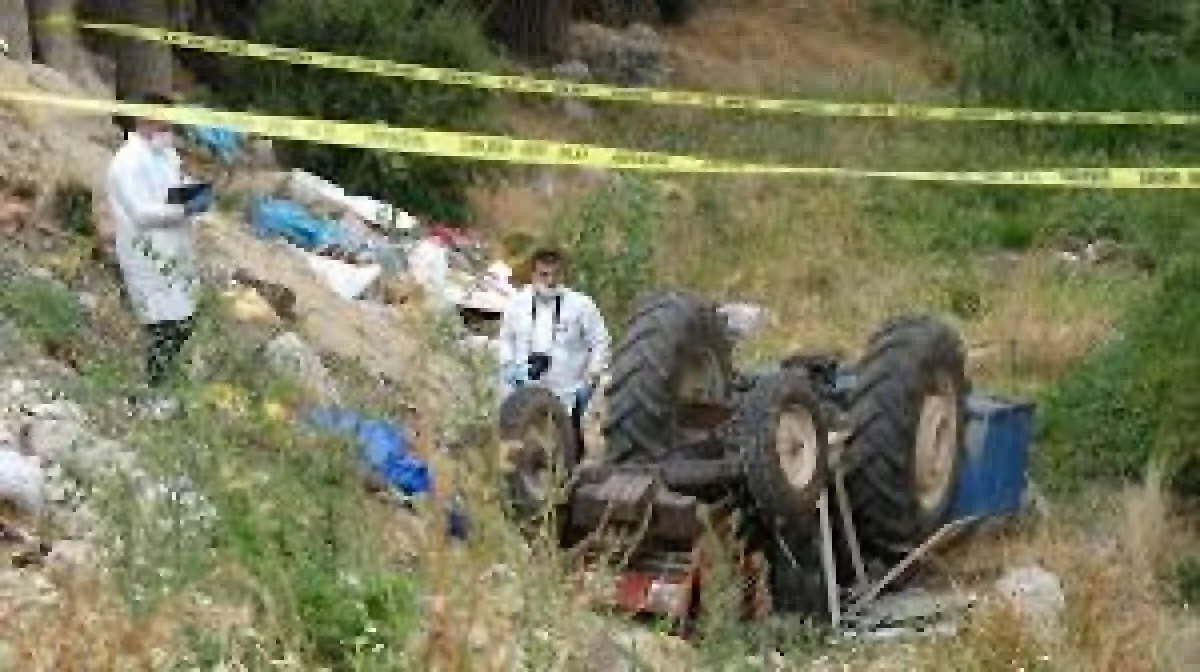 BURDUR'DA TRAKTÖR DEVRİLDİ: SÜRÜCÜ HAYATINI KAYBETTİ