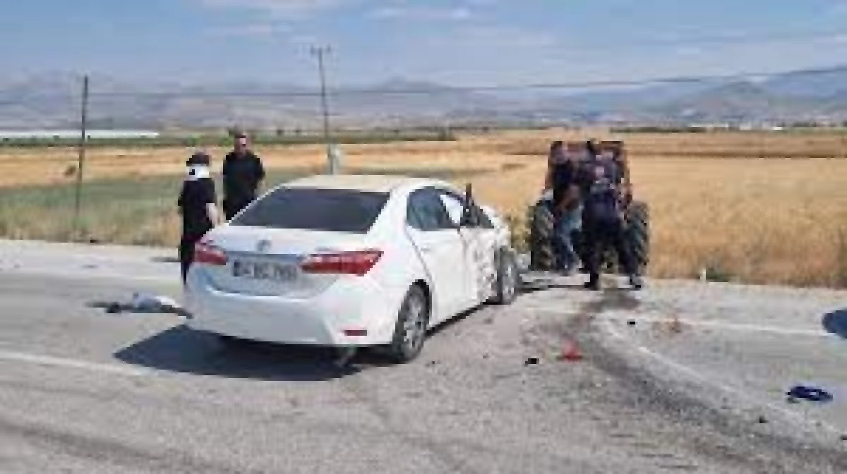 Burdur'da Traktör ile Otomobil Çarpıştı: 5 Yaralı