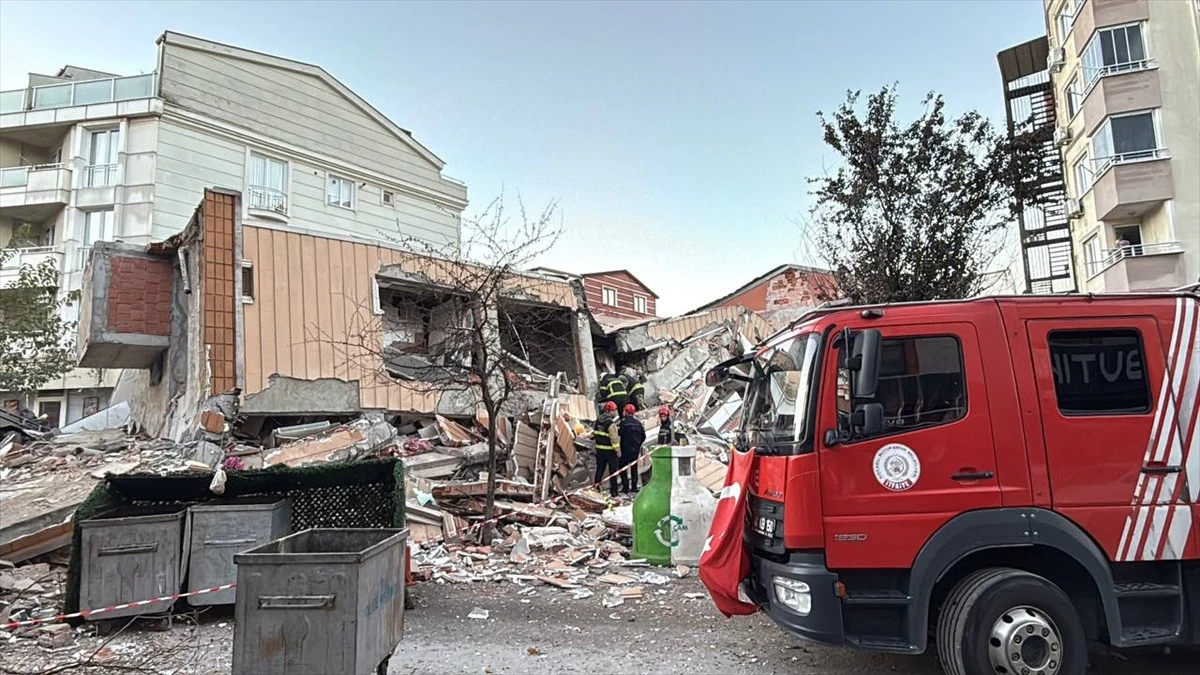 ÇÖKEN BİNANIN ÖNÜNDE VALİYİ TERLETEN ÇIKIŞ: APAR TOPAR KONUŞMAYI BİTİRDİ