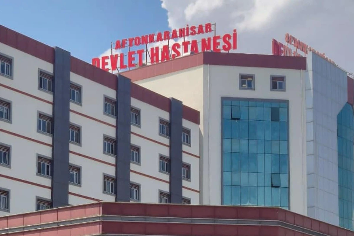 DEVLET HASTANESİ DOKTORLARI BİRBİRİNE GİRDİ! PSİKOLOĞUN KOCASI DOKTORU D&Ouml;VD&Uuml;