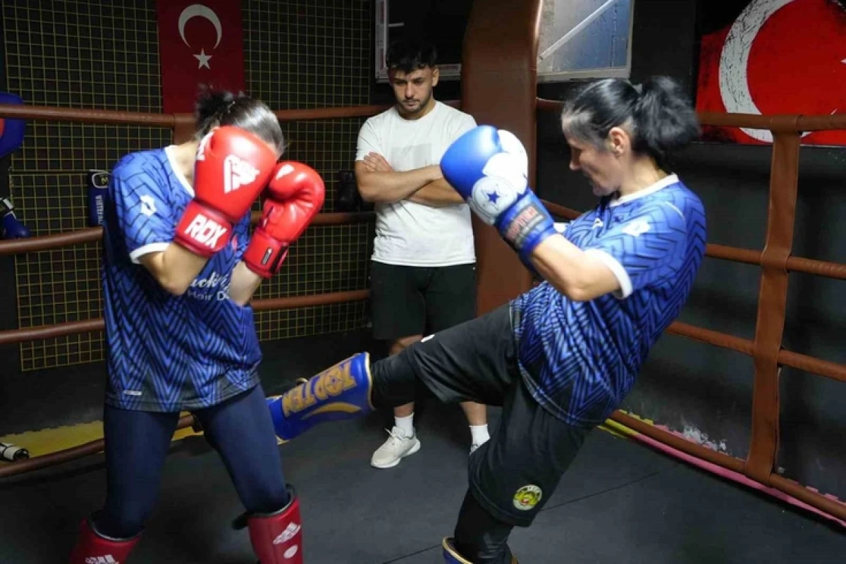 EVDEN &Ccedil;IKMAYAN EV HANIMIYDI, T&Uuml;RKİYE &Uuml;&Ccedil;&Uuml;NC&Uuml;S&Uuml; OLDU! ANNE VE İKİ KIZI ARTIK AYNI RİNGDE ANTRENMAN YAPIYOR