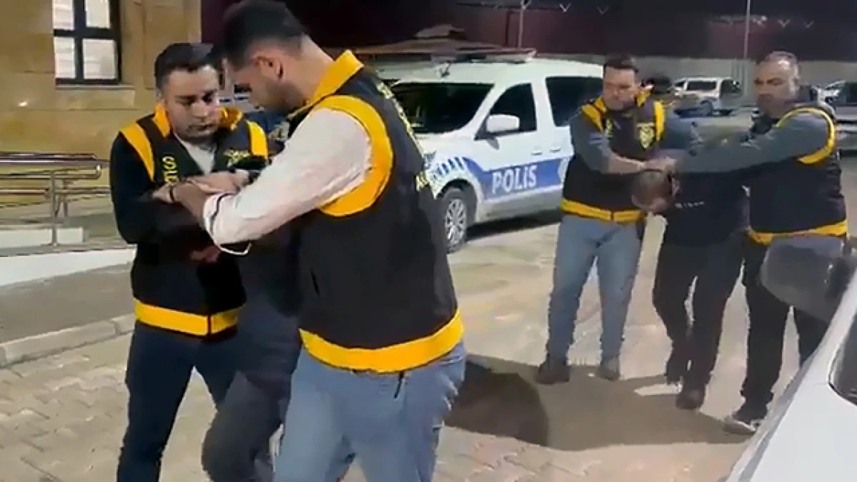 EVİNDE 1'İ OTOMATİK 3 TABANCA ELE GEÇİRİLDİ; 'HASMIMIZ ÇOK' DEDİ