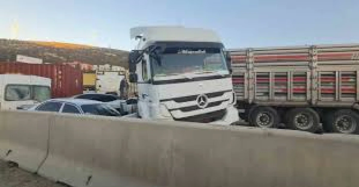 HATAY'DA 12 ARACIN KARIŞTIĞI KAZADA 11 KİŞİ YARALANDI