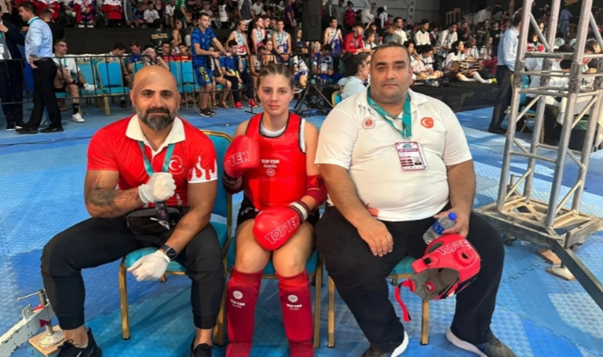   İrem İdil Satılmış, Kick Boks ve Muaythai'de Şampiyonluklarıyla Dikkat Çekiyor