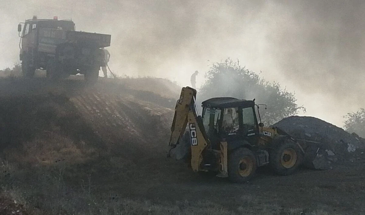 ISPARTA’DA ÇIKAN ÇÖPLÜK YANGINI ORMANA SIÇRAMADAN SÖNDÜRÜLDÜ