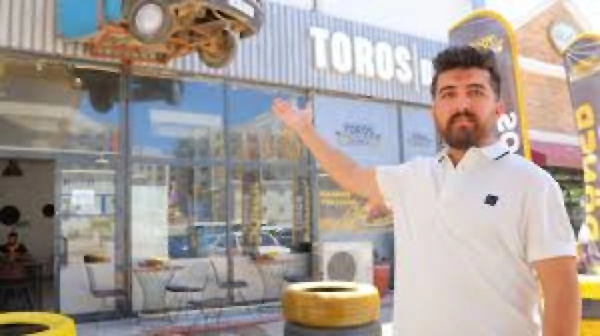 Kahramanmaraş'ta Deprem Anısı: Esnaf Otomobilin Yarısını Dükkanının Girişine Astı