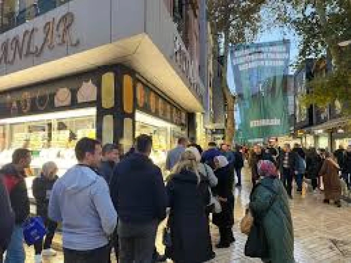 KUYUMCULARIN ÖNÜNDE ALTIN KUYRUĞU 