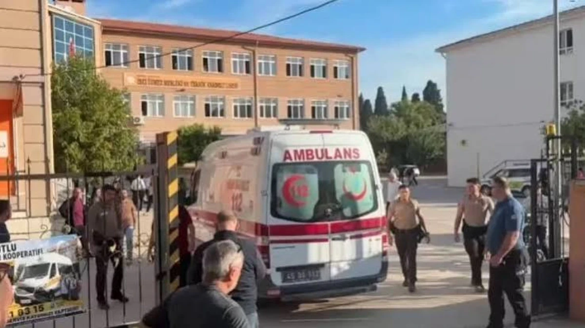 MANİSA'DA OKULA SİLAHLI SALDIRI: 8 &Ouml;ĞRENCİ YARALANDI