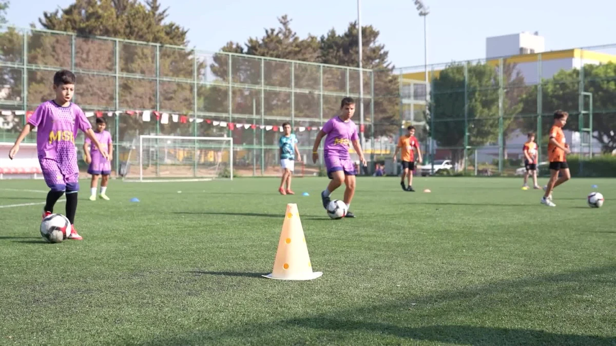 Mersin Büyükşehir Belediyesi'nin ücretsiz futbol kursu yıl boyunca devam ediyor