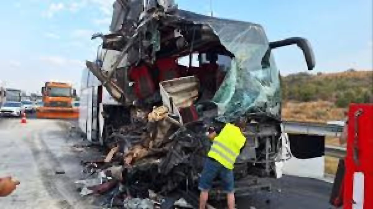   Mersin'de Otobüsün Tıra Çarpması Sonucu 9 Kişi Yaralandı