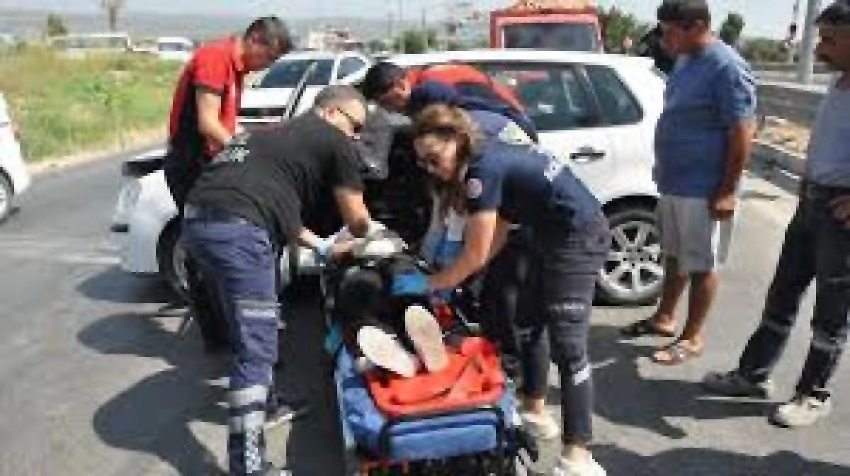 Mersin'de Otomobil Bariyere Çarptı: Sürücü Yaralandı