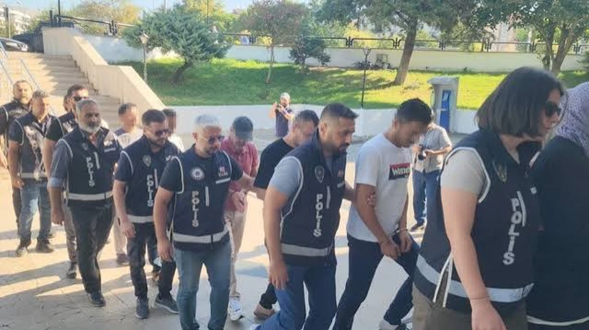MUĞLA'DA TEKNEYLE YURT DIŞINA KA&Ccedil;MAYA &Ccedil;ALIŞAN 9 FET&Ouml; Ş&Uuml;PHELİSİ VE KAPTAN ADLİYEYE SEVK EDİLDİ