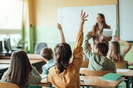 OKULLARDA YENİ DÖNEM: KIYAFET YÖNETMELİĞİ DEĞİŞTİ, 4 YIL ŞARTI GETİRİLDİ