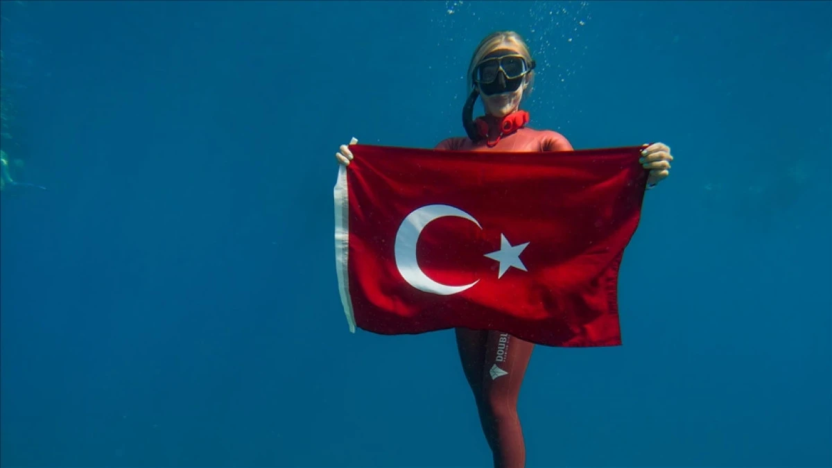 Şahika Ercümen, 30 Ağustos Zafer Bayramı'nı Sualtında Kutladı