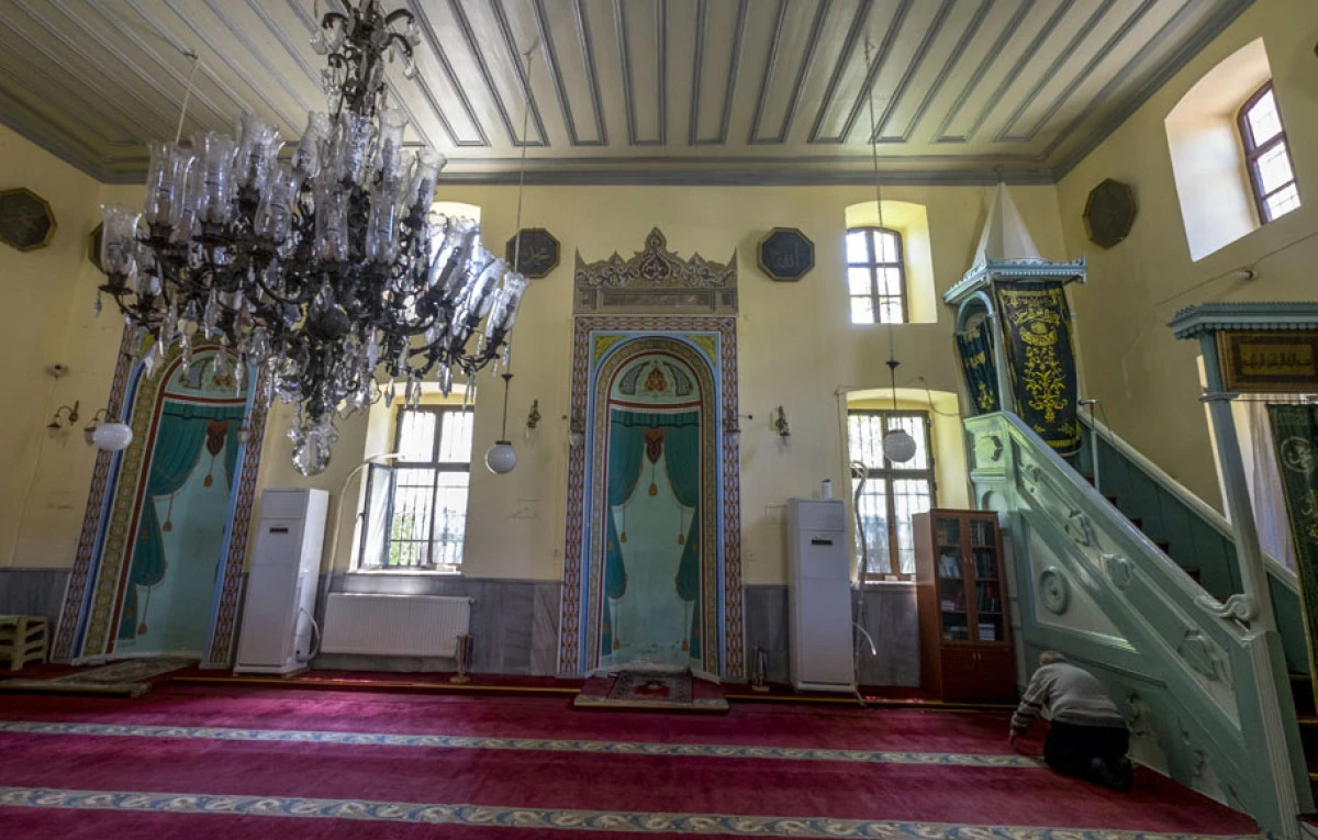 TAKMA DİŞLERİNİ CAMİDE UNUTTU, CEMAAT ŞAŞKINA DÖNDÜ