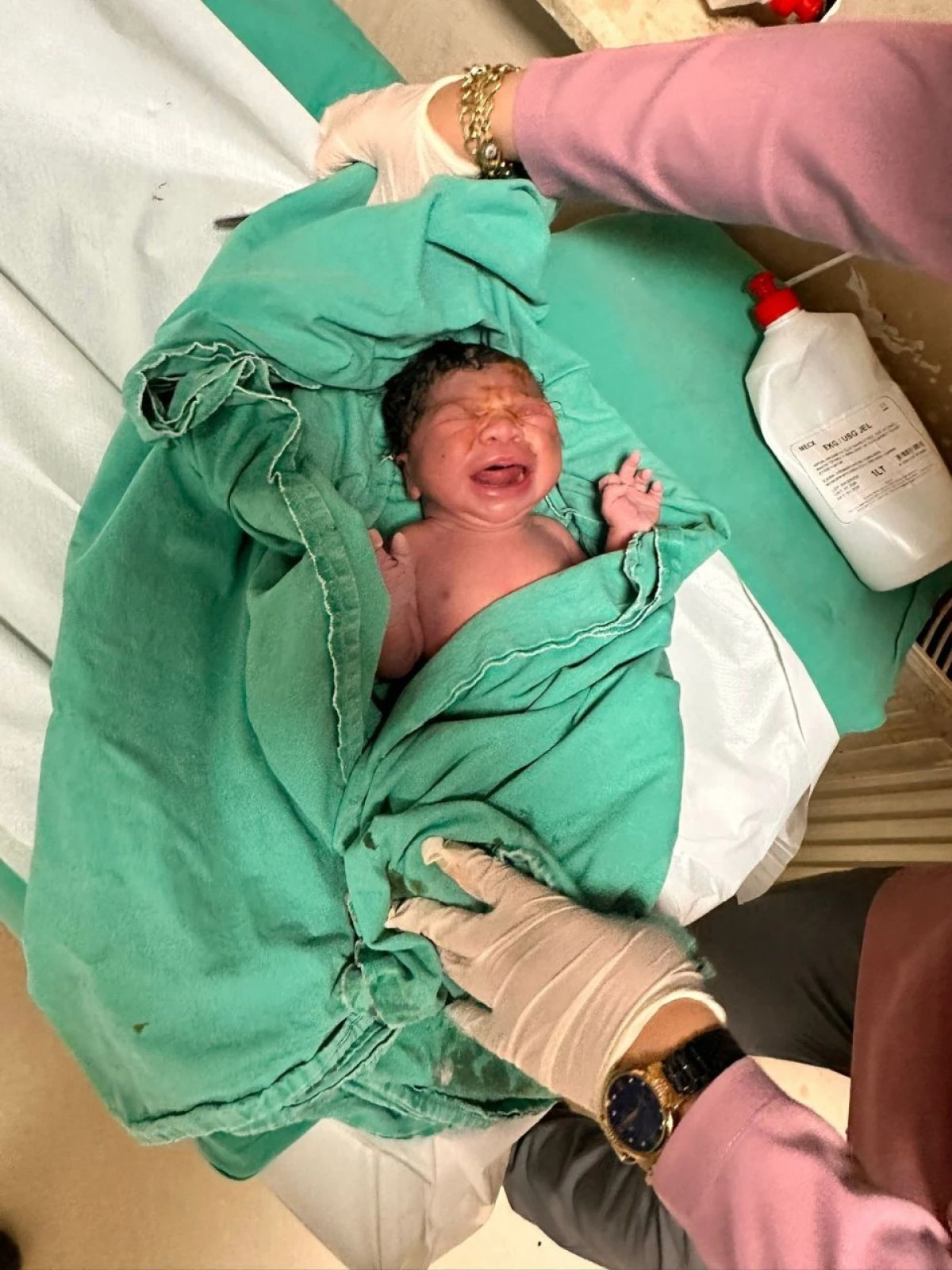 TAKSİDE UNUTULMAZ AN: BEBEK ARACIN İÇİNDE DÜNYAYA GÖZLERİNİ AÇTI