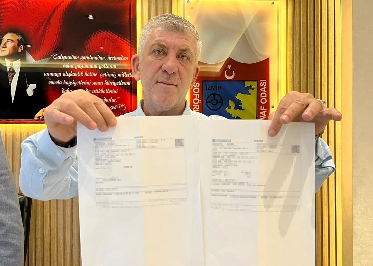 TAKSİMETRE 920 LİRA YAZDI, HESABINA 920 BİN LİRA GELDİ! İZMİRLİ TAKSİCİ PARAYI BERBERE D&Ouml;N&Uuml;P İADE ETTİ