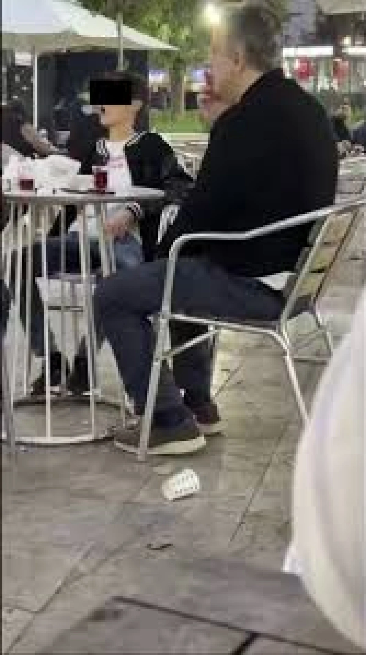 VAHİM GÖRÜNTÜLER! KÜÇÜCÜK ÇOCUK AİLESİNİN YANINDA SİGARA İÇTİ, BİR DE HALKA ÇIKARDI