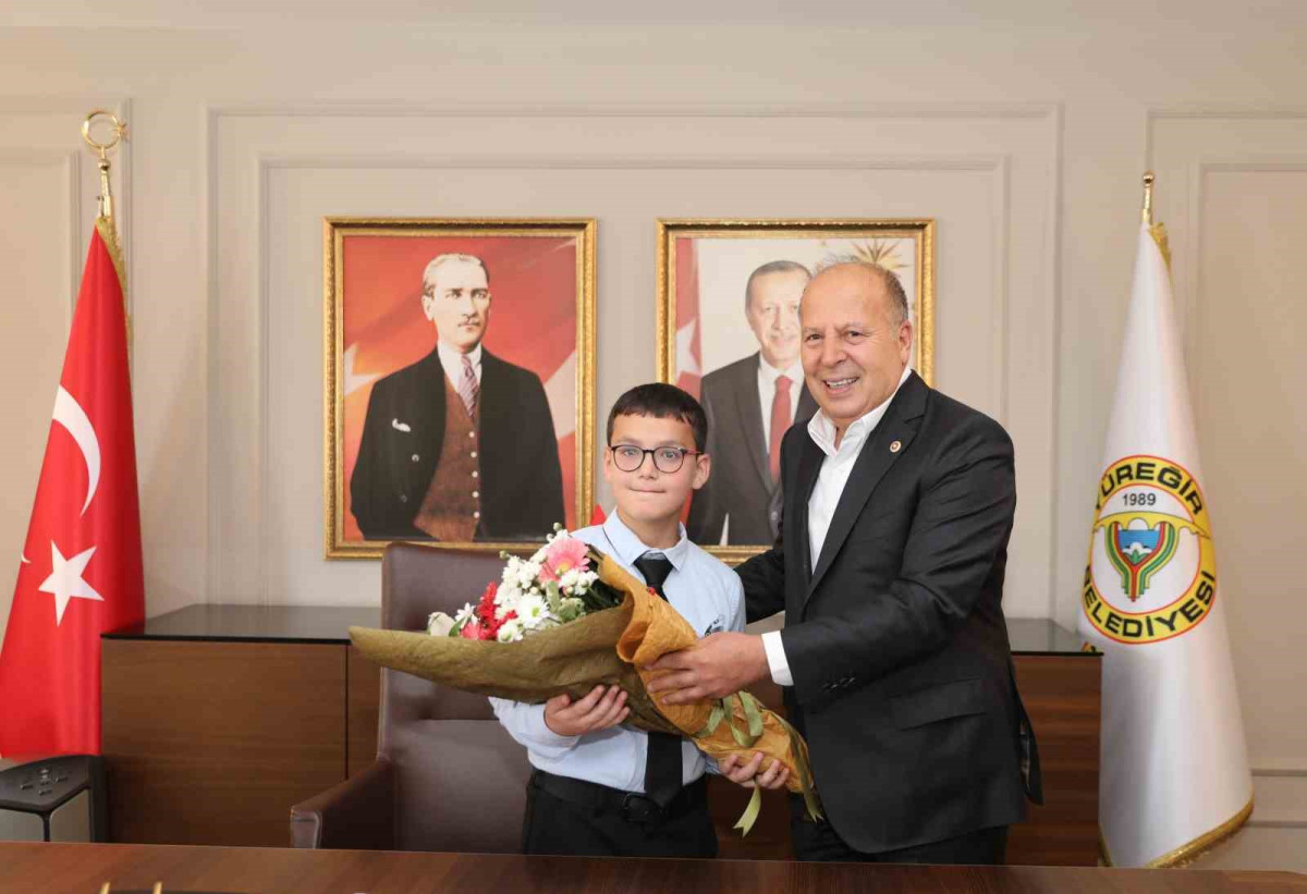 YÜREĞİR'DE 23 NİSAN COŞKUSU