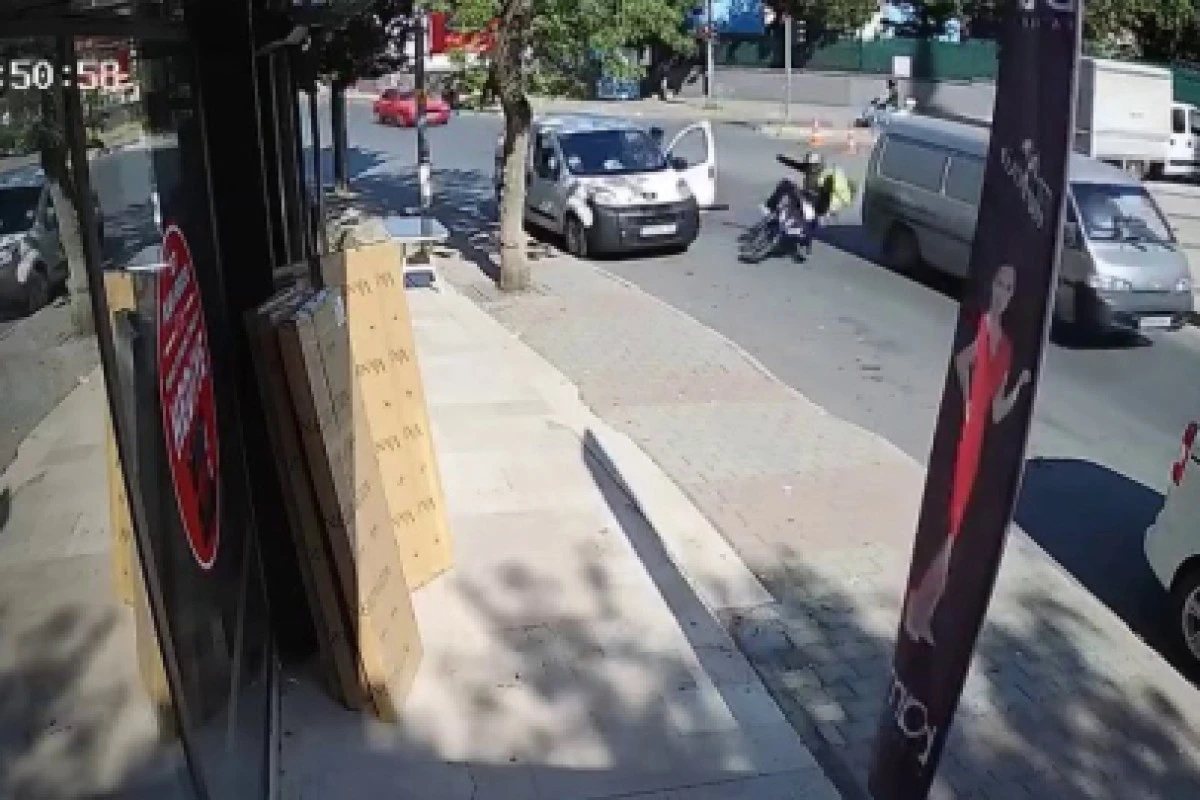 DEVRILEN MOTOSIKLETLININ YARDIMINA ÇEVREDEKILER KOŞTU: O ANLAR KAMERADA