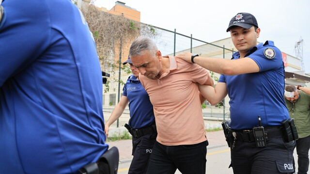 TAKİPLE DURDURULAN KAMYONETTE POLİSE SİLAH ÇEKİP TEHDİT EDEN BELEDİYE TEMİZLİK İŞLERİ MÜDÜRÜ TUTUKLANDI