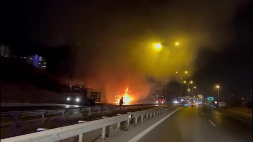 GİŞE ÇIKIŞINDA ÇARPIŞAN TIRLAR ALEV ALEV YANDI: 1 ÖLÜ, 1 YARALI