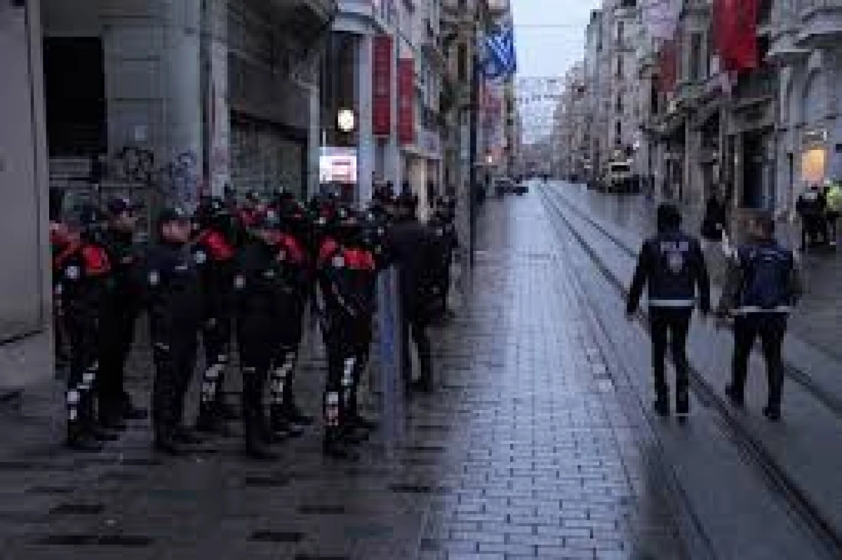 İSTANBUL'DA 1 MAYIS GERGİNLİĞİ! POLİS MÜDAHALE EDİNCE ARBEDE YAŞANDI
