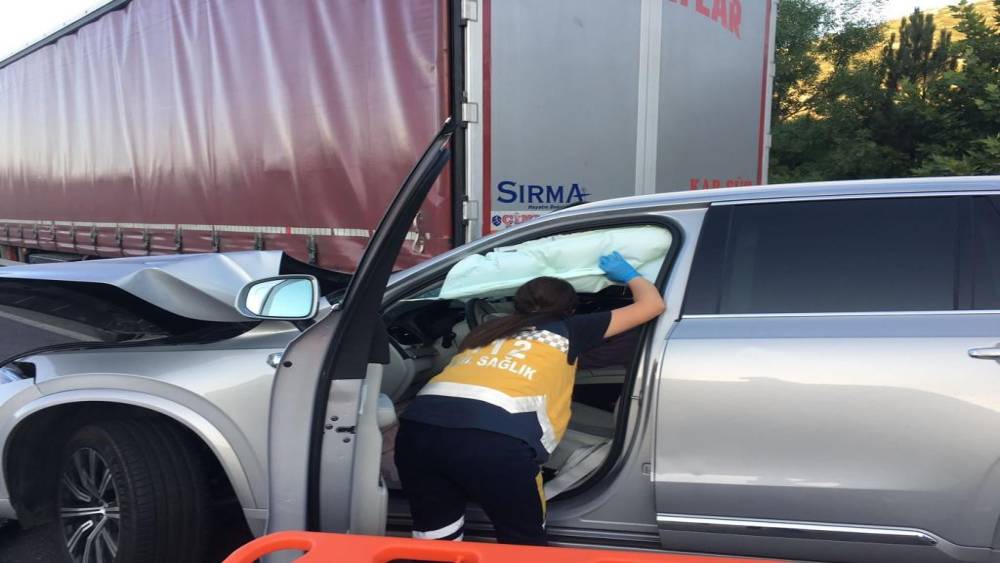 ŞARKICI TAN TAŞÇI’NIN İÇİNDE OLDUĞU LÜKS OTOMOBİL TIRLA ÇARPIŞTI: 3 YARALI
