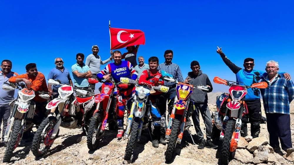 30 AĞUSTOS’U 3 BİN 24 RAKIMLI TEPEYE TÜRK BAYRAĞI DİKEREK KUTLADILAR