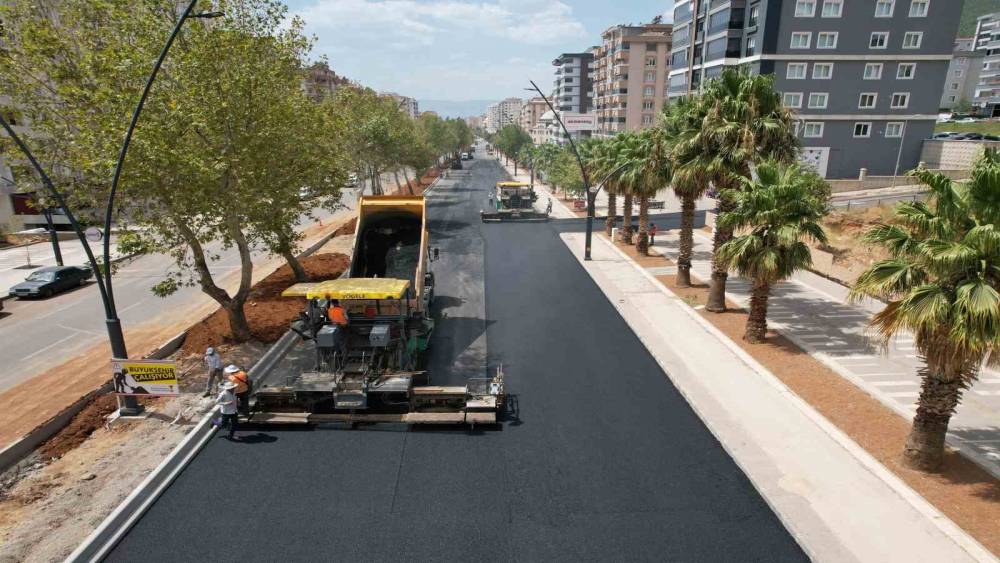 KAVURUCU SICAKLARDA ASFALT İŞÇİLERİNİN ZORLU MESAİSİ